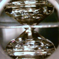 A hot compression. A magnified image of the anvil diamond cell used by the researchers to recreate temperature and pressure conditions comparable to those in the lower mantle of the Earth. In the picture, a very thin foil of iron oxide is compressed between the tips of two diamonds.