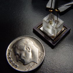 The size of a US quarter. An exemplar of the new microscope developed at Caltech. In the picture, the comparison between the microscope and a US quarter can be seen.