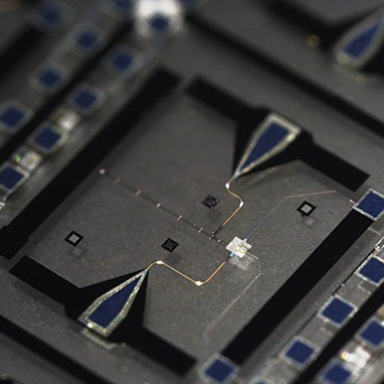 Weak quantum questions. The researchers verified that a series of two weak quantum measuments can lead to restore the original state. The second measurement effectively undoes the effect of the first one. The picture shows the heart of the setup, where the qubits were generated and handled.
